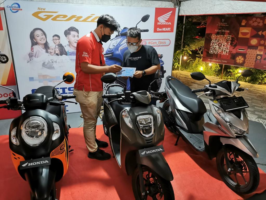 Petugas penjualan sedang melayani pengunjung yang menghampiri booth pameran unit di Honda AT Family Day.