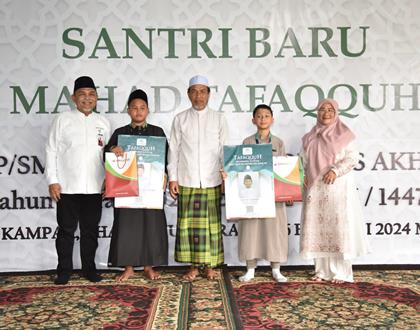 Direktur Dana dan Jasa BRK Syariah, MA Suharto bersama Pimpinan Ponpes Tafaqquh Boarding School, Ustaz Mustafa Umar saat peresmian smart card BRK Syariah.(foto: istimewa)