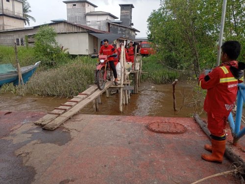 Tim Manggala Agni tiba di Pulau Mendol.(foto: mcr)