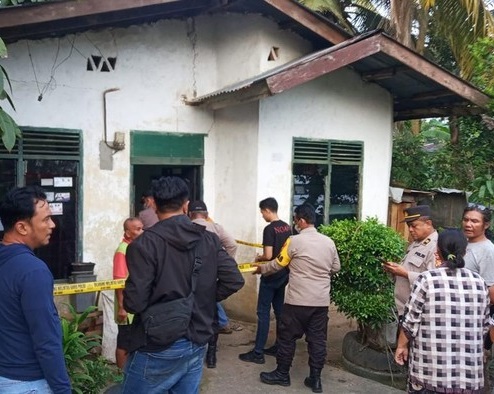 Rumah korban saat polisi melakukan olah TKP.