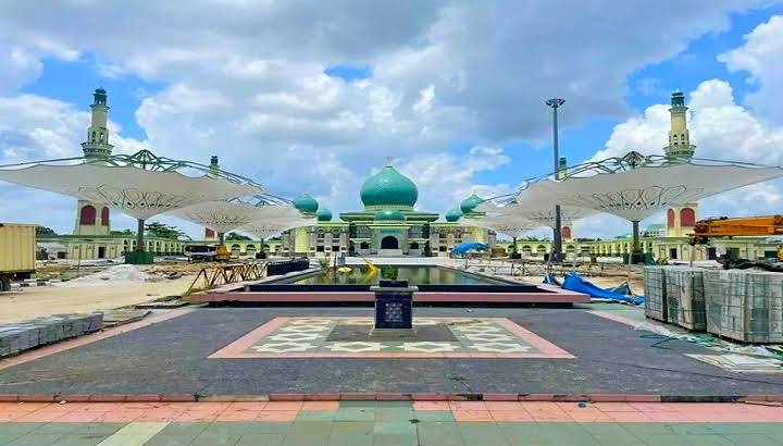 Proyek pembangunan payung elektrik di Masjid Raya Annur Riau.(foto: int)