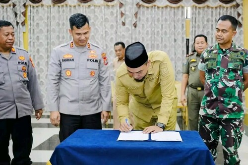 Bupati Inhu, Ade Agus Hartanto menyerahkan hibah aset senilai Rp7 miliar kepada Polres Inhu. (Foto: Andri Subakti)