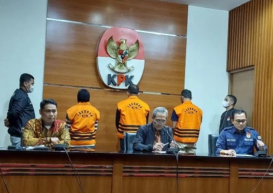 Komisi Pemberantasan Korupsi (KPK) menggelar konferensi pers penangkapan Bupati Meranti Muhammad Adil di Gedung KPK, Jakarta, Jumat (7/4/2023) dini hari