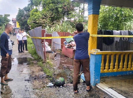 Petugas Kepolisian Sektor Tualang memasang garis polisi dilokasi setelah kebakaran di Jalan Gajah Tunggal, Kelurahan Perawang, Kabupaten Siak, Provinsi Riau, Senin (29/04/2024).