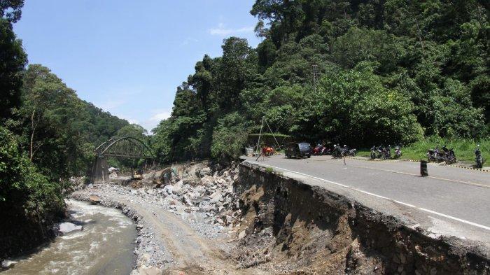 Penutupan Jalan Lembah Anai masih dalam upaya perbaikan (foto/tribunpadang)