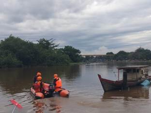 Tim SAR masih melakukan pencarian terhadap bocah perempuan yang hanyut di pintu air Sungai Siak (foto/ist)