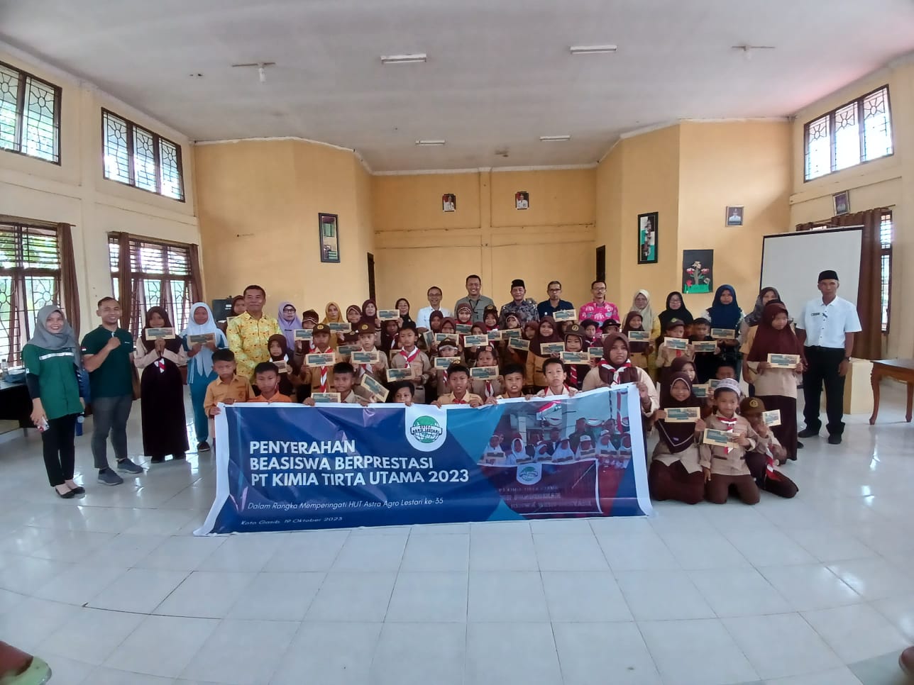 PT KTU memberikan Beasiswa Berprestasi kepada siswa dari 13 sekolah di Desa Kuala Gasib, Pangkalan Pisang, Buatan 1, dan Teluk Rimba (foto/diana)