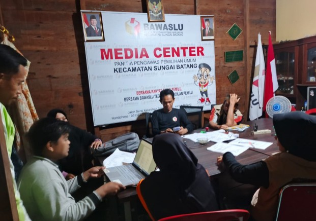 Panwascam Kecamatan Sungai Batang saat interogasi gelar berita acara laporan dari warga temuan di lapangan (foto/Ayendra)