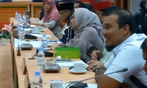 Jajaran Ketua dan Anggota Komisi V DPRD Riau saat RDP ketiga kalinya dengan PT PHR terkait kematian 8 pekerja.(foto: int)