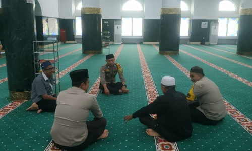 Personel Polresta Pekanbaru bersama pengurus Masjid Raya Annur Riau.(foto: istimewa)