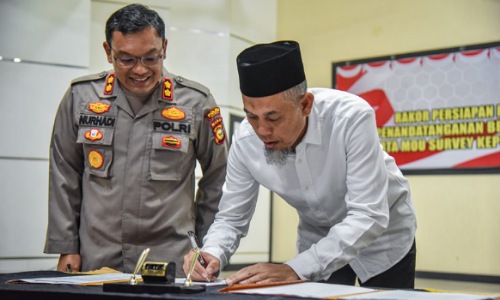 Walikota Dumai, H Paisal dan Kapolres Dumai, AKBP Nurhadi Ismanto menandatangani berita acara penyelesaian konflik sosial di kota Dumai dalam Rakor persiapan pengamanan Nataru 2022/2023, Kamis (15/12/2022).(foto: bambang/halloriau.com)