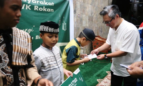 Direktur Utama PHR Jaffee Arizon Suardin menyerahkan santunan untuk anak yatim pada Safari Ramadan 1444 H, di Masjid An Naba, Duri, Bengkalis.(foto: istimewa)