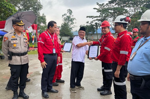 COO RAPP, Eduward Ginting bersama Kabag Ops Polres Pelalawan, Kompol Maison mendampingi Asisten I Pemkab Pelalawan, Zulkifli saat menyerahkan penghargaan kepada karyawan dan departemen di RAPP peraih penghargaan K3.(foto: istimewa)