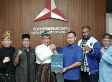 HM Wardan saat mendaftar sebagai bacalon wakil gubernur Riau ke DPW Demokrat (foto:doc Demokrat) 