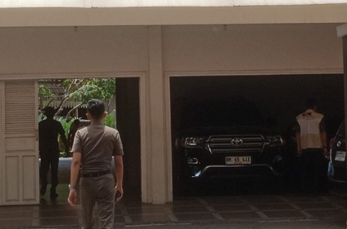 Tim KPK menggeledah rumah dinas Gubernur Riau non aktiv Abdul Wahid usai jadi tersangka korupsi.(foto: sri/halloriau.com)