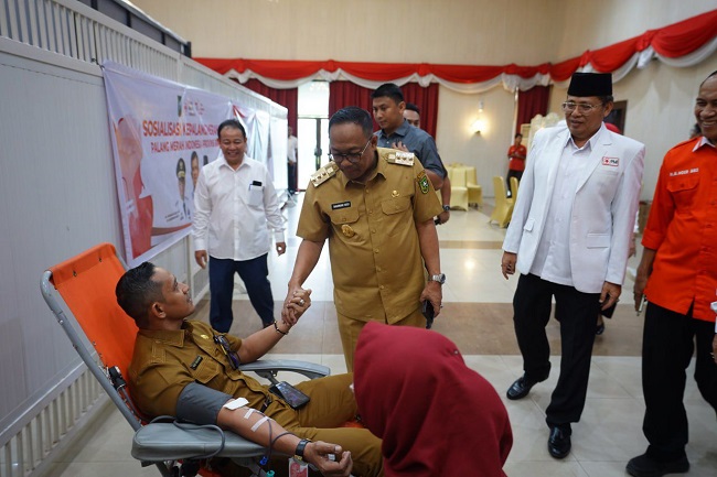 Pj Gubri, Rahman Hadi melihat langsung dan menyapa ASN yang ikut donor darah.