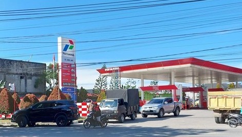 Antrean solar kembali mengular di Pekanbaru (foto/detikcom)