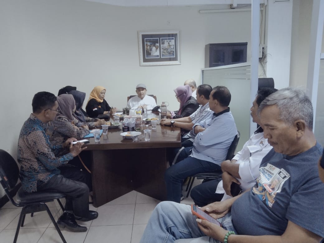 Ketua PWI Riau, Zulmansyah Sekedang menerima kunjungan Bawaslu Kampar.(foto: istimewa)