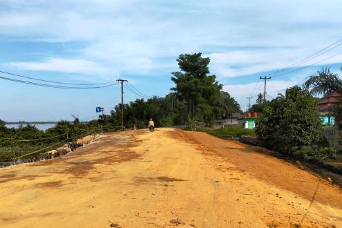 Perbaikan jalan longsor di Inhil tuntas.(foto: mcr)