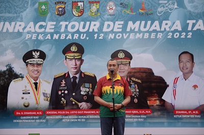 Gubernur Riau Syamsuar melepas peserta Tour de Muara Takus (foto/int)