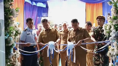 Walikota Pekanbaru, Agung Nugroho dan Wakil Walikota Pekanbaru, Markarius Anwar saat meresmikan ruang baru di Puskesmas Sidomulyo.(foto: tata/halloriau.com)