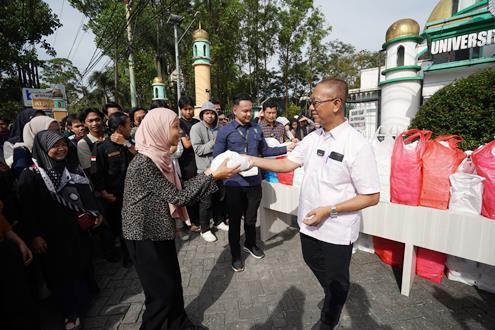 Rektor UIR, Prof Dr Rer Pol H Syafrinaldi SH MCL saat membagikan 1.100 takjil dan 1.000 paket berbuka puasa kepada mahasiswa dan masyarakat umum.(foto: istimewa)