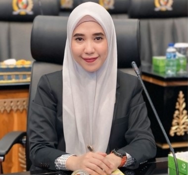 Niar Erawati, Chairman of Commission III of the Pekanbaru City Regional People