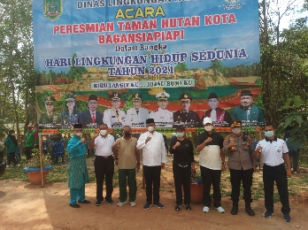 Bupati Rohil Suyatno berfoto bersama forkopimda saat peresmian hutan kota. 