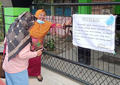  SDN 022 Jaya Mukti memasang pengumuman di pagar sekolah merumahkan siswa-siswi nya karena kabut asap. FOTO: Bambang