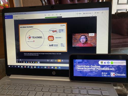 Manager LE Regional Account Management Sumbagteng Telkomsel Ari Irawan pada Seminar Online Dinamika Pendidikan Dalam Era New Normal yang diselenggarakan oleh Universitas Bung Hatta Padang menggunakan layanan video conference CloudX Telkomsel. 