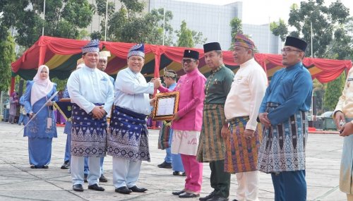 Bupati Pelalawan, Zukri terima penghargaan, pada peringatan HUT Provinsi ke-69 Riau (foto/Andy)