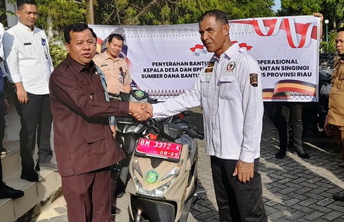 Bupati Kuansing, Suhardiman Amby menyerahkan motor dinas untuk Kades dan BPD se-Kuansing.(foto: ultra/halloriau.com)