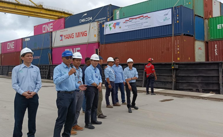 Pelepasan ekspor di Pelabuhan Buatan oleh Logistic Head RAPP Refnil Dodi, didampingi Port Operation Manager Wahyu, perwakilan BPHL Wilayah III Pekanbaru (foto/ist)