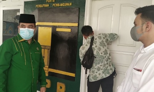 Kantor DPC PPP Pekanbaru akhirnya dibuka paksa usai disegel kader senior.(foto: rico/halloriau.com)