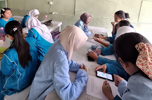Sejumlah siswa SMAN 3 Pekanbaru dibimbing mahasiswa program PKM-RSH Unri.(foto: istimewa)