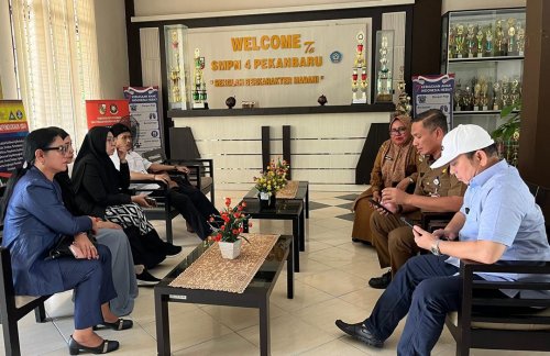 Plt Kadisdik Kota Pekanbaru bersama Komisi III DPRD Pekanbaru sidak ke SMPN 4.(foto: mimi/halloriau.com)