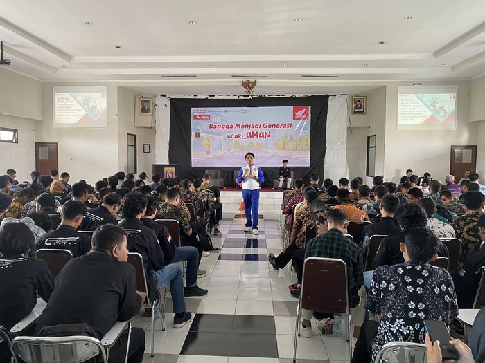 Fokus keamanan berkendara motor, AHM ajak ribuan mahasiswa jadi generasi peduli keselamatan.