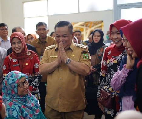 SF Hariyanto saat bertemu pasien di RSUD Arifin Achmad Pekanbaru.