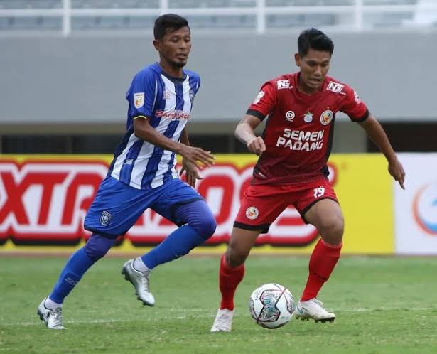 Pertemuan PSPS Riau dan Semen Padang FC pada laga musim lalu.(foto: int)