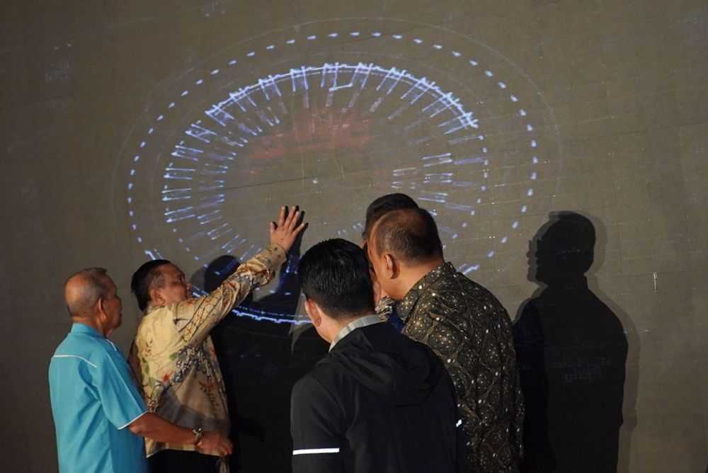 Pj Gubernur Riau, SF Hariyanto saat launching Digitalisasi Data Center KONI Riau.(foto: mcr)