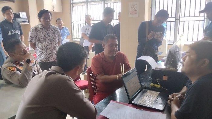 Suami yang bunuh istrinya di Kuansing dibawa ke RSJ Tampan Pekanbaru (foto/tribunpku)