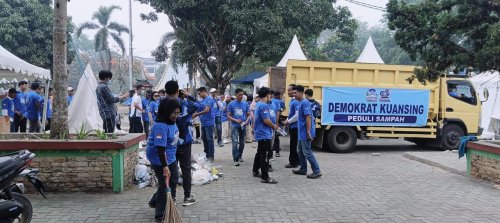 Demokrat Kuansing kerahkan Laskar Langit Biru bersihkan Kota Teluk Kuantan (foto/ultra)