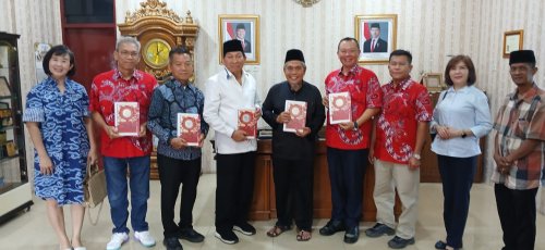 Alquran berornamen Tionghoa diserahkan ke LAMR, jadi simbol persaudaraan di Riau (foto/int)