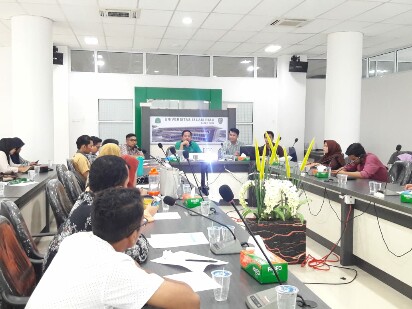 S Parman dan Aryo Akbar dari Panitia Pelaksana Debat memimpin technical meeting dengan peserta kompetisi, Sabtu (1/9).