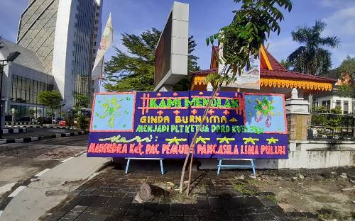 Papan bunga penolakan Ginda jabat Plt Ketua DPRD Kota Pekanbaru.