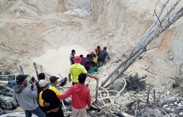 Proses evakuasi jasad pekerja PETI di Kuansing (foto/ultra-halloriau)
