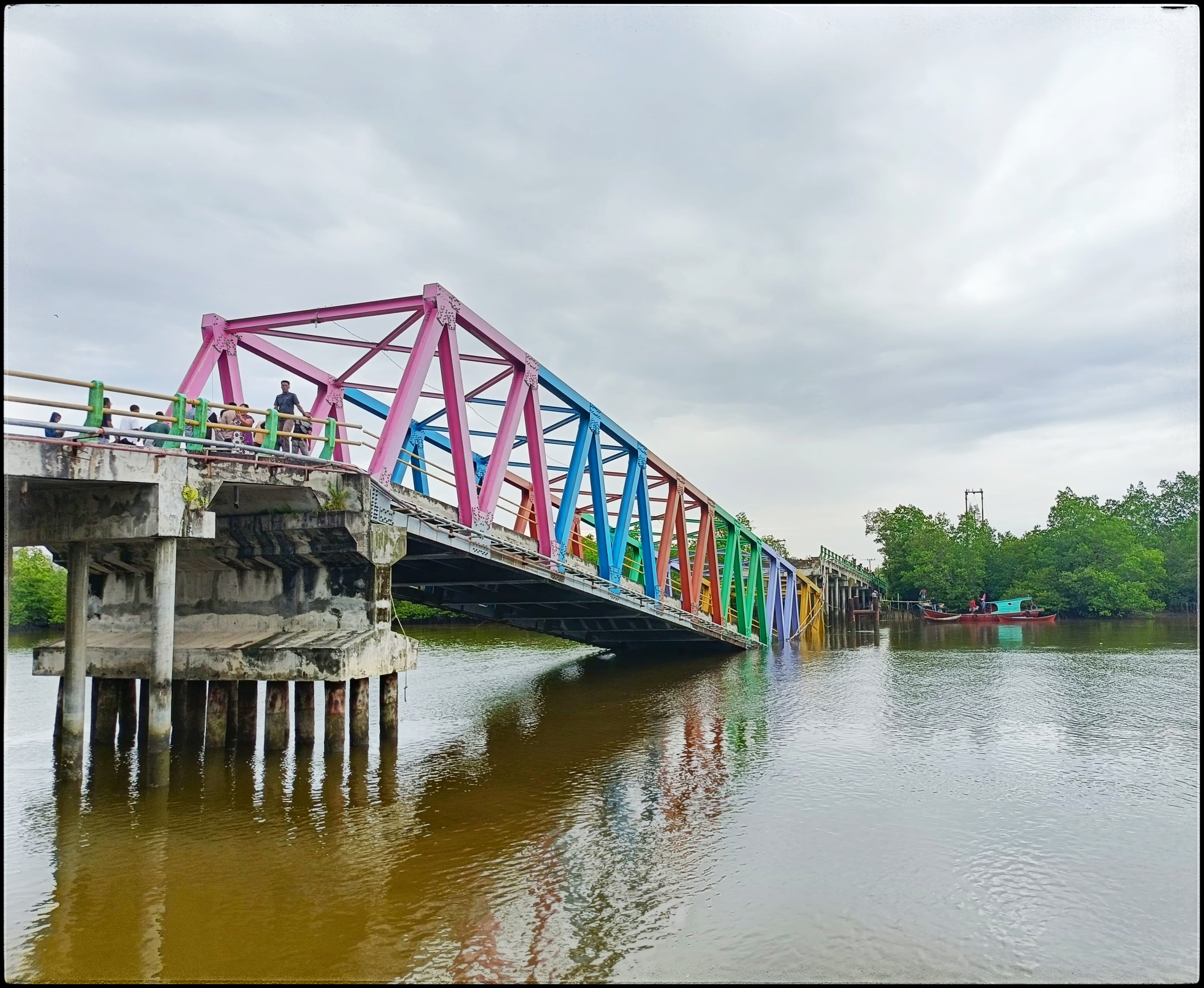 Jembatan Panglima Sampul di Kecamatan Tebingtinggi Barat ambruk