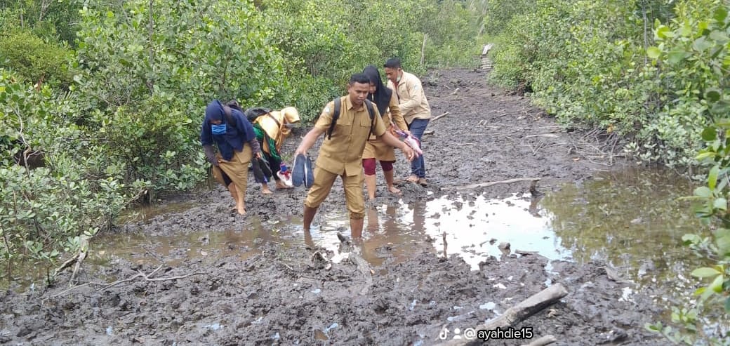 Kondisi ruas jalan di Desa Batin Suir yang dilewati para guru setiap harinya