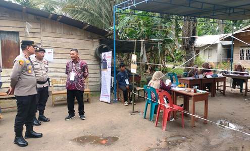 Kapolsek Simpang kanan saat meninjau pemungutan suara Pilkada Serentak 2024 di TPS.(foto: istimewa)