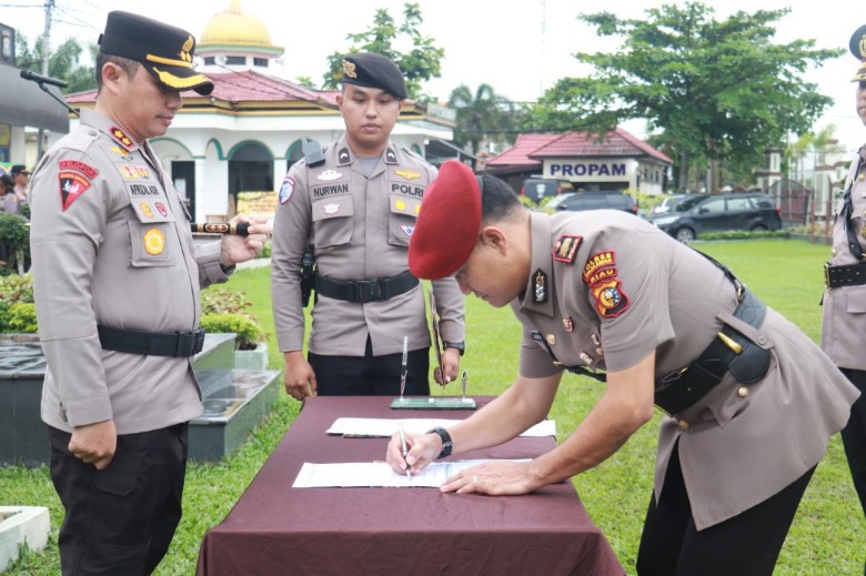 Kapolres AKBP Afrizal pimpin Sertijab Waka Polres dan Kasat Narkoba Polres Pelalawan (foto/Andy)